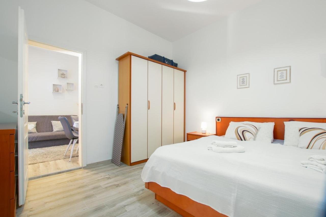 Charming Apartment In Town Center Pula Exterior foto